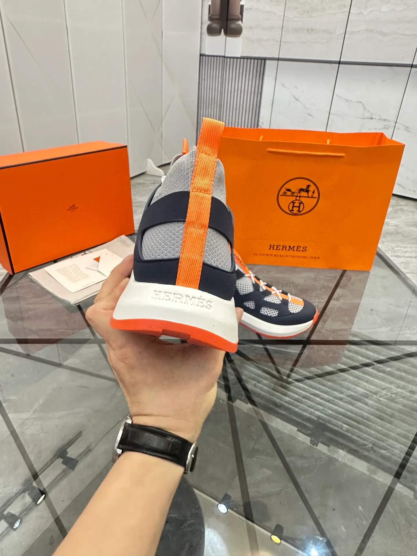 Men's shoes for sale 💰: 💰P660¥ High-end top quality Product trademark: Hermes *"Hermès*" low-top casual shoes Regular size: 38-45 (can be customized to 46) Product materials: upper imported first-layer cowhide stitched with original fabric, original rubber sheet, breathable lining, cowhide foot pads, original outsole. No.: 001